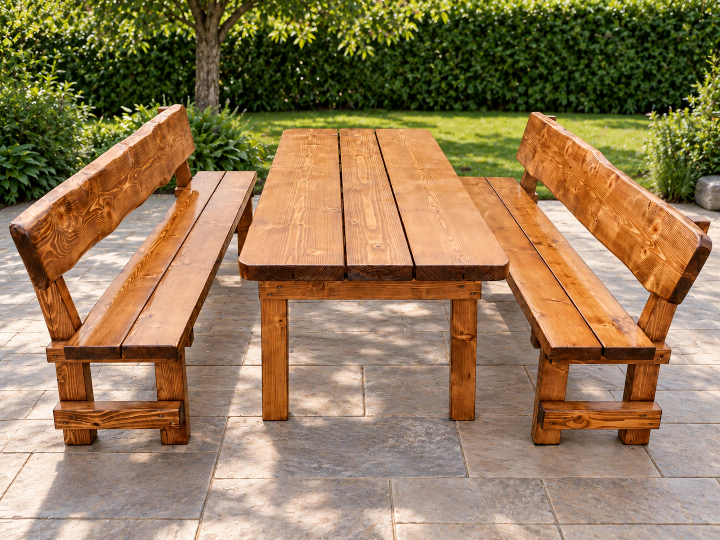 Gartenmöbel-Set aus Holz: Tisch und zwei Bänke
